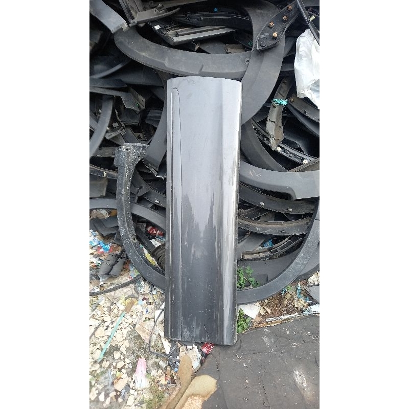 Molding pintu belakang daihatsu luxio
