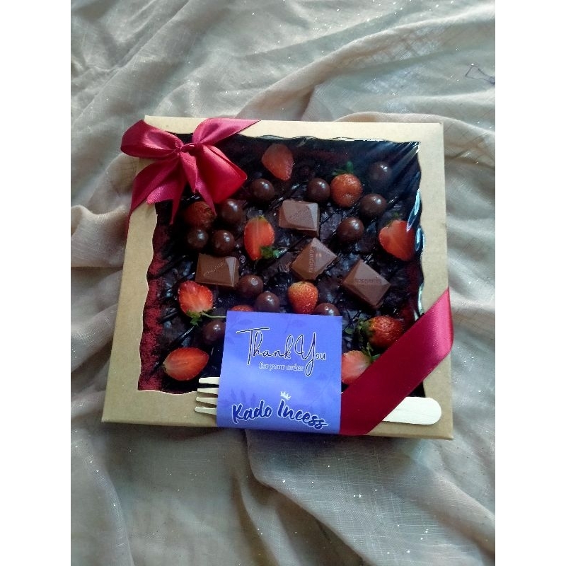 

Fudgy Brownies Panggang Choco Berry Toping Coklat & Strawberry Khusus Pengiriman Instan Hampers Gift