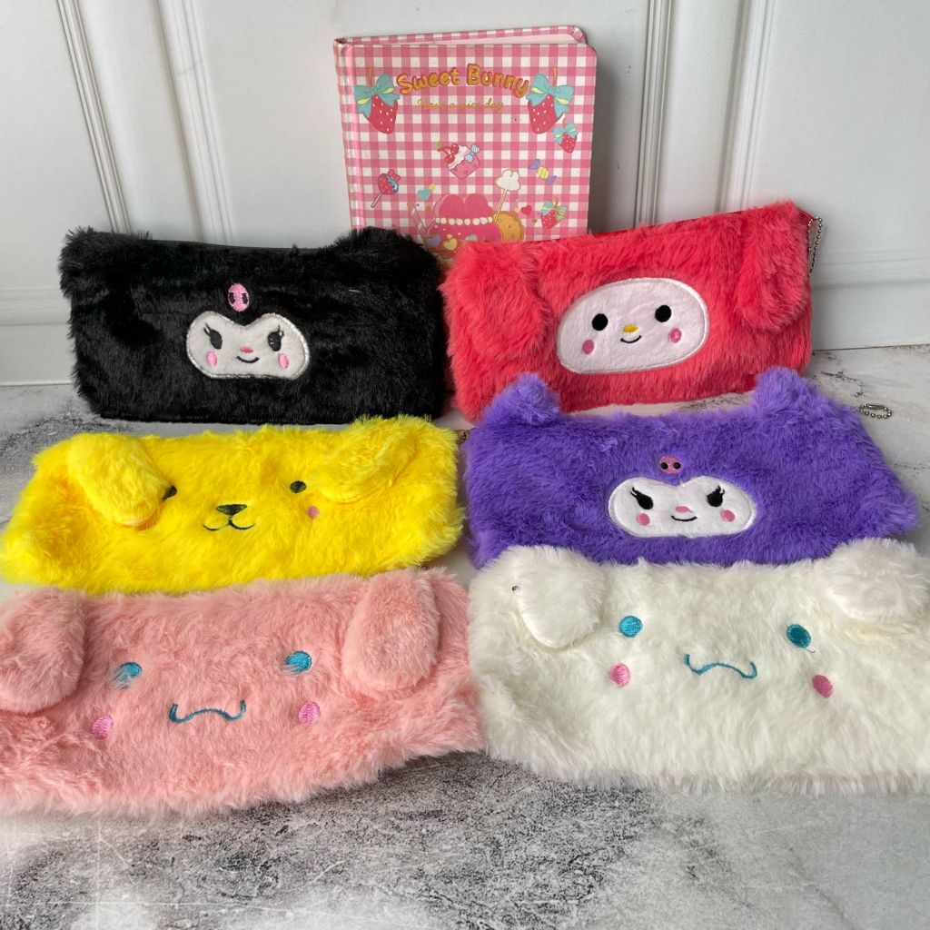 

Kotak Pensil SANRIO Bahan Kain Bludru Halus Bulu-Bulu SUPER Lucu Unik / Tempat Pensil Sanrio Bludru Bulu Lembut Favorit Best Seller Alat Tulis Sekolah Anak Kekinian Kualitas Terbaik Bisa Grosir dan COD