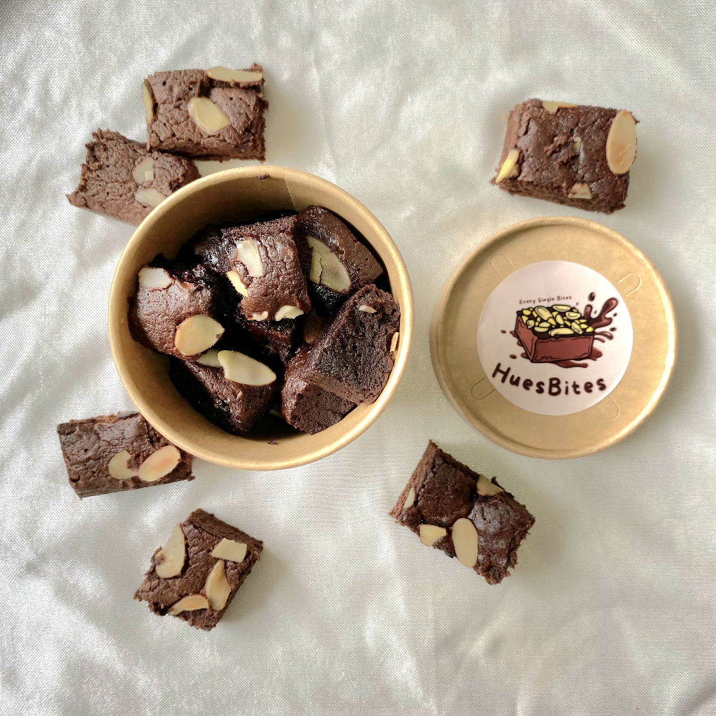 

HuesBites - Fudges Brownies Almond