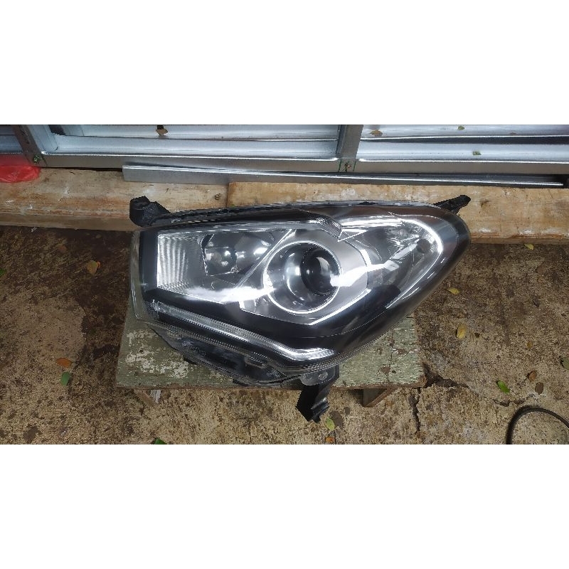 Headlamp Daihatsu sirion kiri