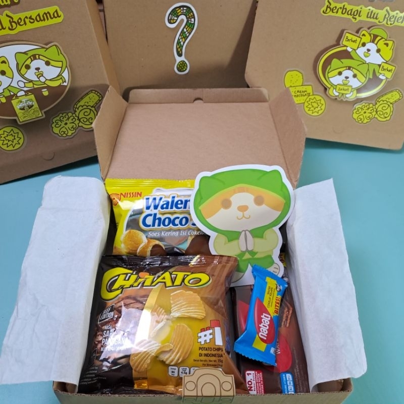 

Parcel Hampers Hemat Kotak Box Koper Tas Lebaran Idul Fitri Lucu Aesthetic + Amplop Lebaran