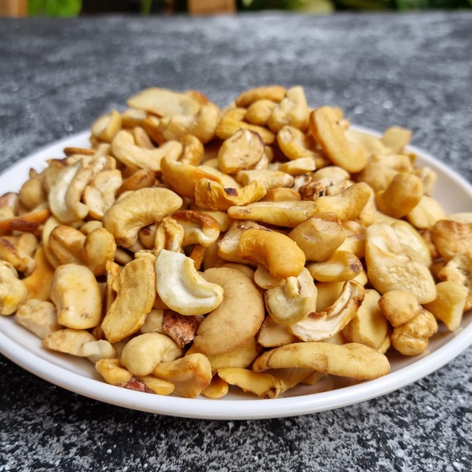 

KF7 Kacang Mede Pecahan Mentah Mete Patahan SS lebih bersih 1Kg