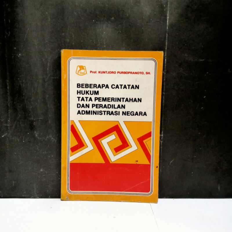 

Buku Beberapa Catatan Hukum Tata Pemerintahan Dan Peradilan Administrasi Negara - Prof. Kuntjoro Purbopranoto, SH.
