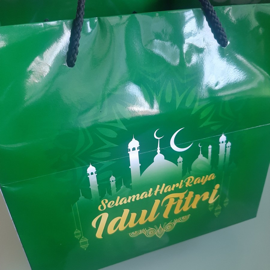 

Tas Bingkisan Parcel Edisi Lebaran Paperbag Kotak Kue Hijau Idul Fitri Ukuran 27x27x25 cm
