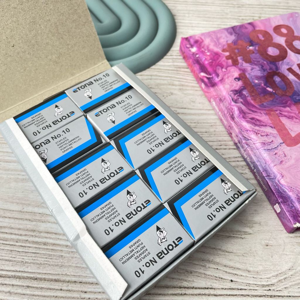 

Refill Staples Etona Ukuran 10 1 Pack isi 20 Box Kecil Best Quality / Refil Isi Staples Etona No.10 1 Pack isi 20 PCS Alat Tulis Sekolah dan Kantor Terlengkap Kualitas Terbaik Bisa Grosir dan COD