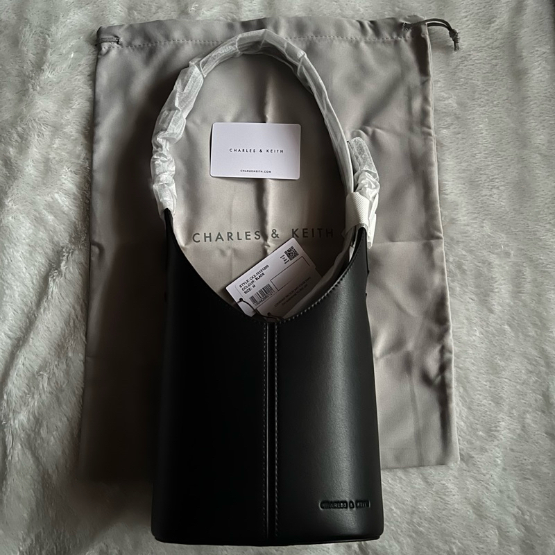 Tas Charles and Keith BRAND NEW / Tas Charles & Keith Altea Bucket Bag / Tas CK