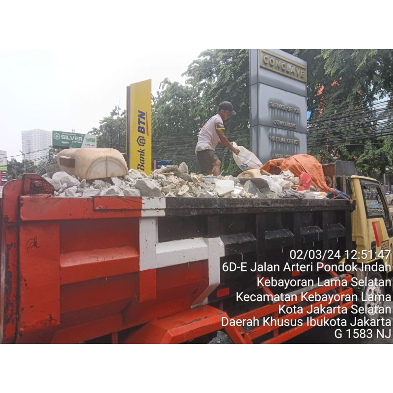 Buang puing bangunan dan urugan