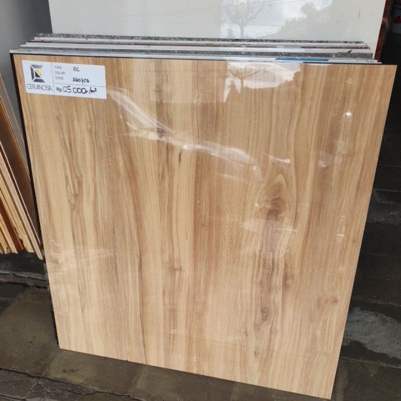 granit lantai ruang tamu tidur rumah CERANOSA 60x60 360756 kayu glossy