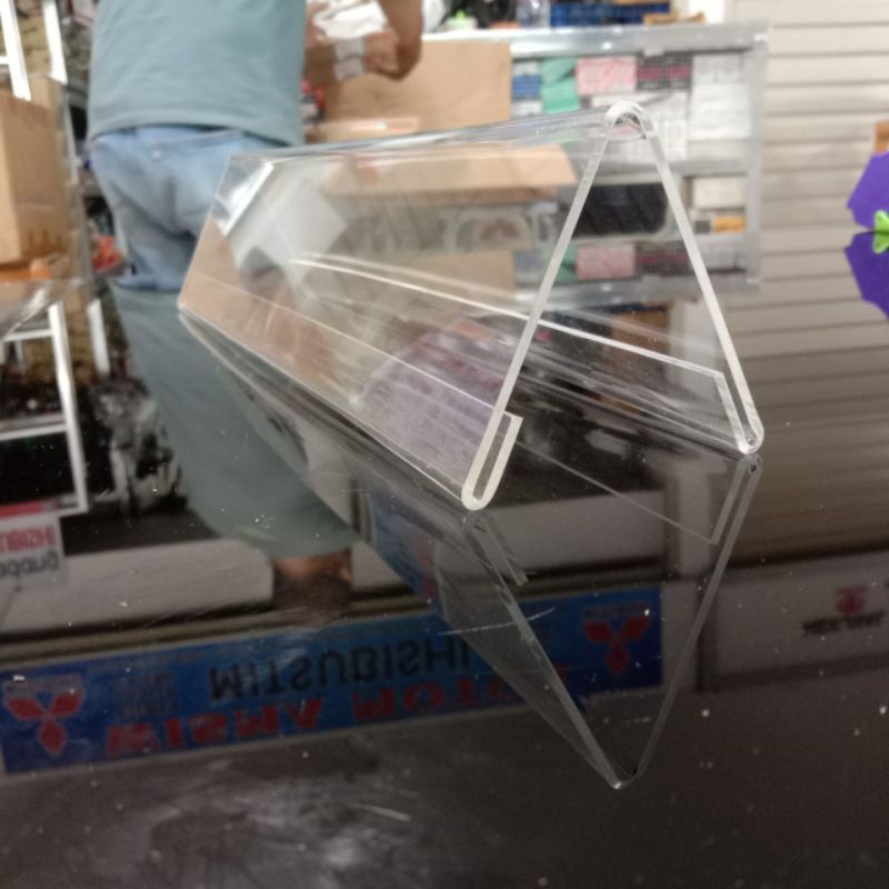 papan nama meja bahan acrylic segitiga
