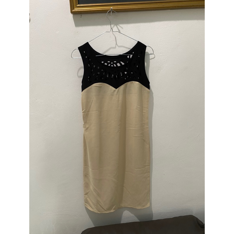PRELOVED Mini Dress Cream Hitam