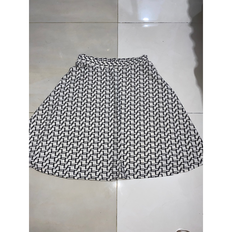 PRELOVED rok putih garis hitam (BACA DESKRIPSI)