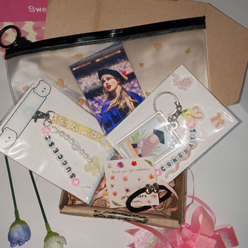 Gift box Keychan imut | cute acrylic keychain gift | hampers Keychan Acrylic costum