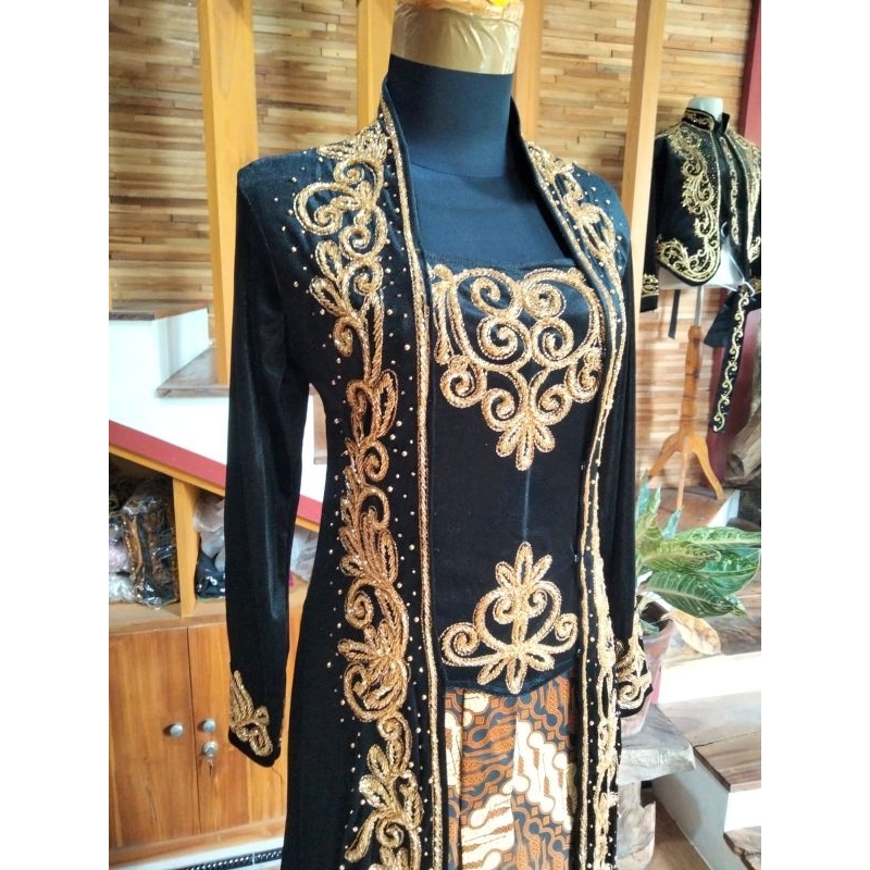 Kebaya pengantin bludru kutu baru