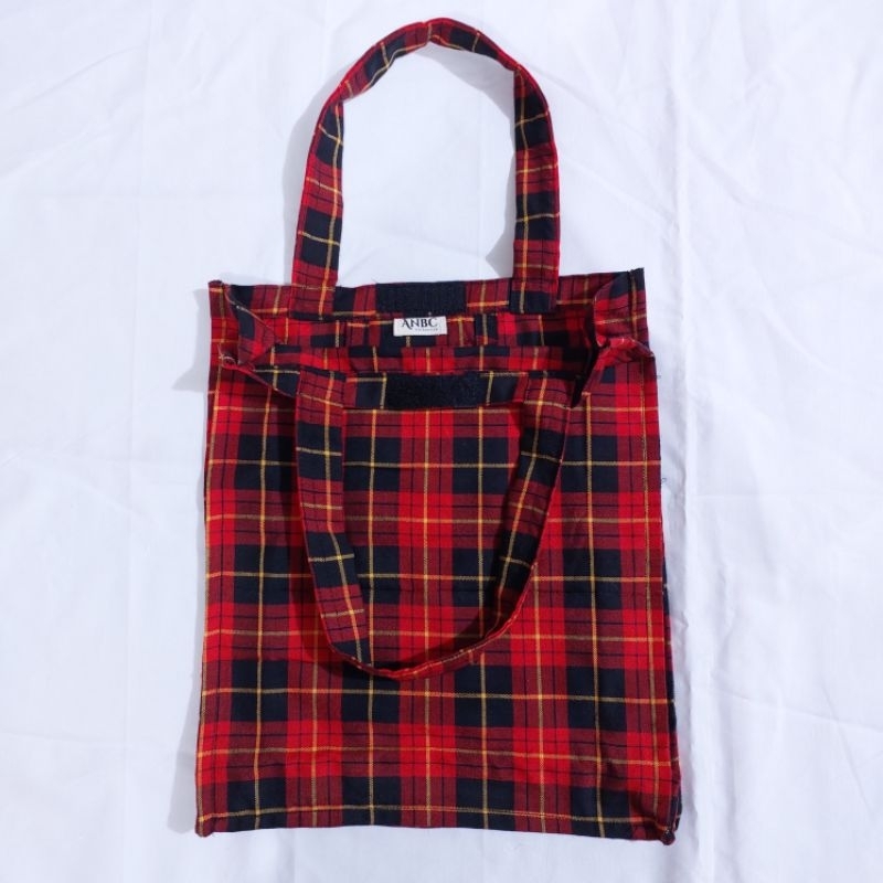 Totebag ukuran 25 cm ×  35 cm , terbuat dari kain Katun Yarndyed (Acrylic )