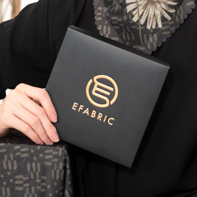 

Efabric - Box Lebaran/ Kerdus Lebaran / Hampers Box / Paperbag (Tidak Termasuk Hijab)