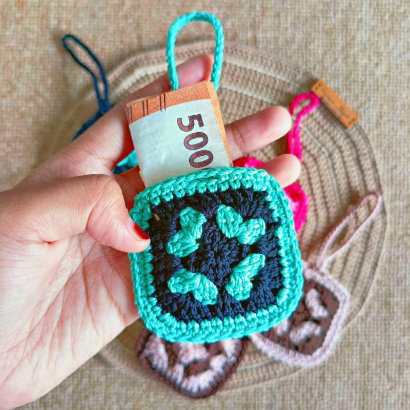 

TEMPAT ANGPAU RAJUT UNIK/1 PACK ISI 6 PCS WARNA RANDOM