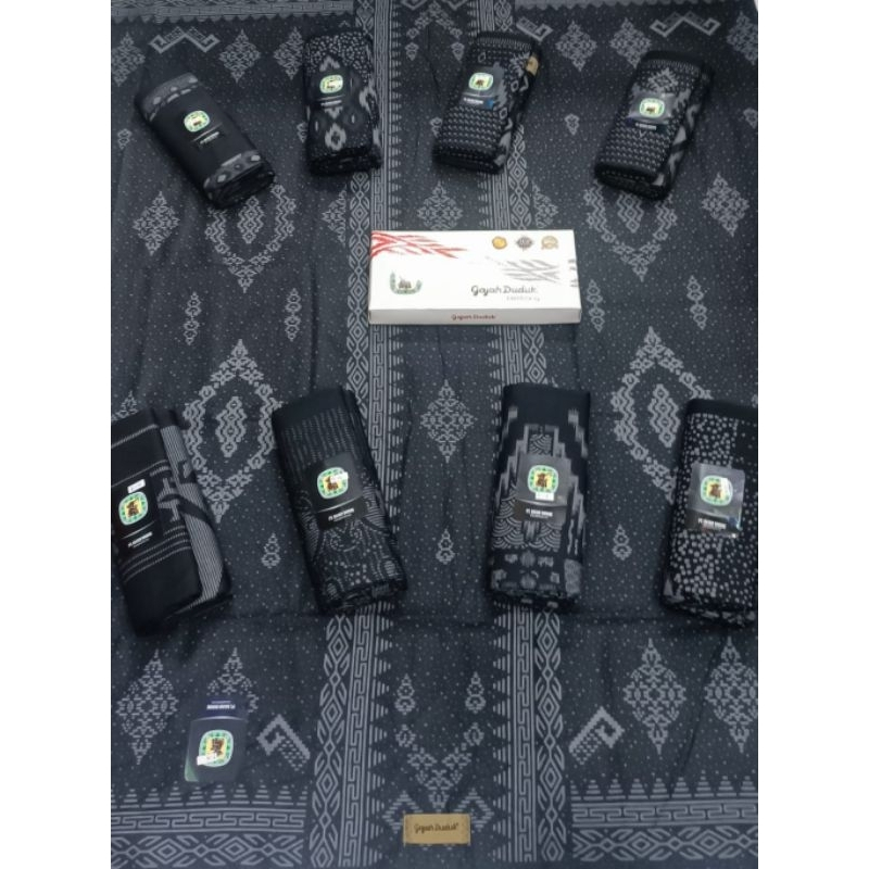 Sarung Gajah Duduk Dewasa Hitam Motif Kembang