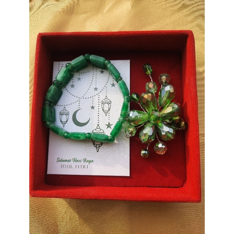 Paket hampers Idul Fitri gelang batu giok dan bros ijo