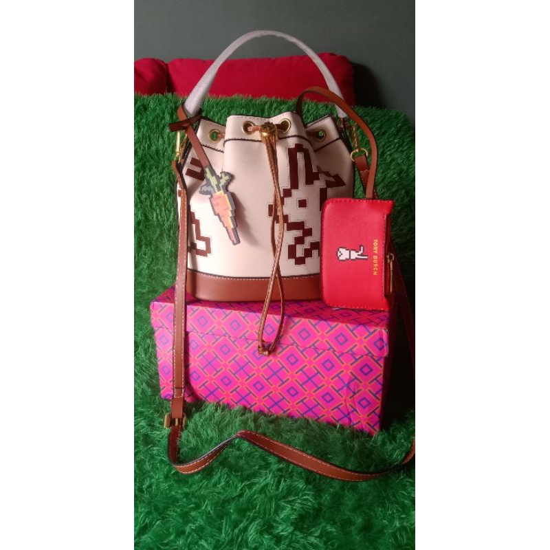 Tas slempang serut rabbit Tory burch