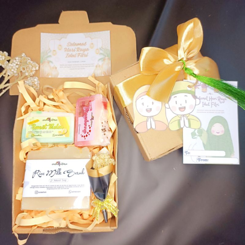 

HAMPERS MURAH IDUL FITRI berisi sabun alami dan mini flowers bucket, free kartu ucapan