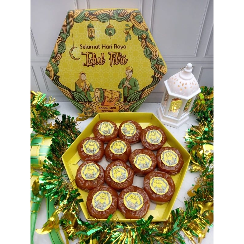 

Hampers Dodol Mini Hoki Spesial Idul Fitri Rasa Original / Rasa Kurma 1 dus / 12 pcs
