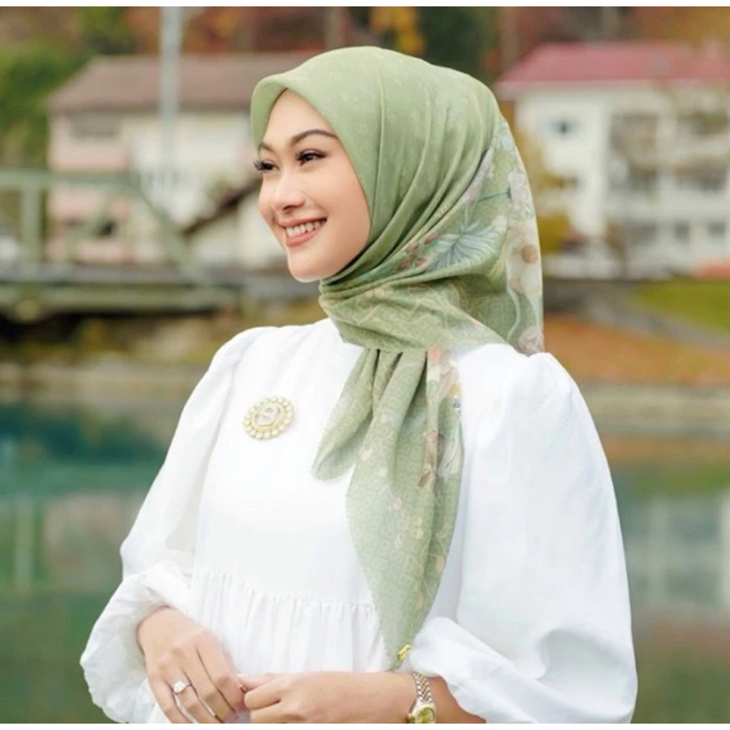 PRELOVED: Buttonscarves X Indah Nada Puspita: The Nada Series - Si