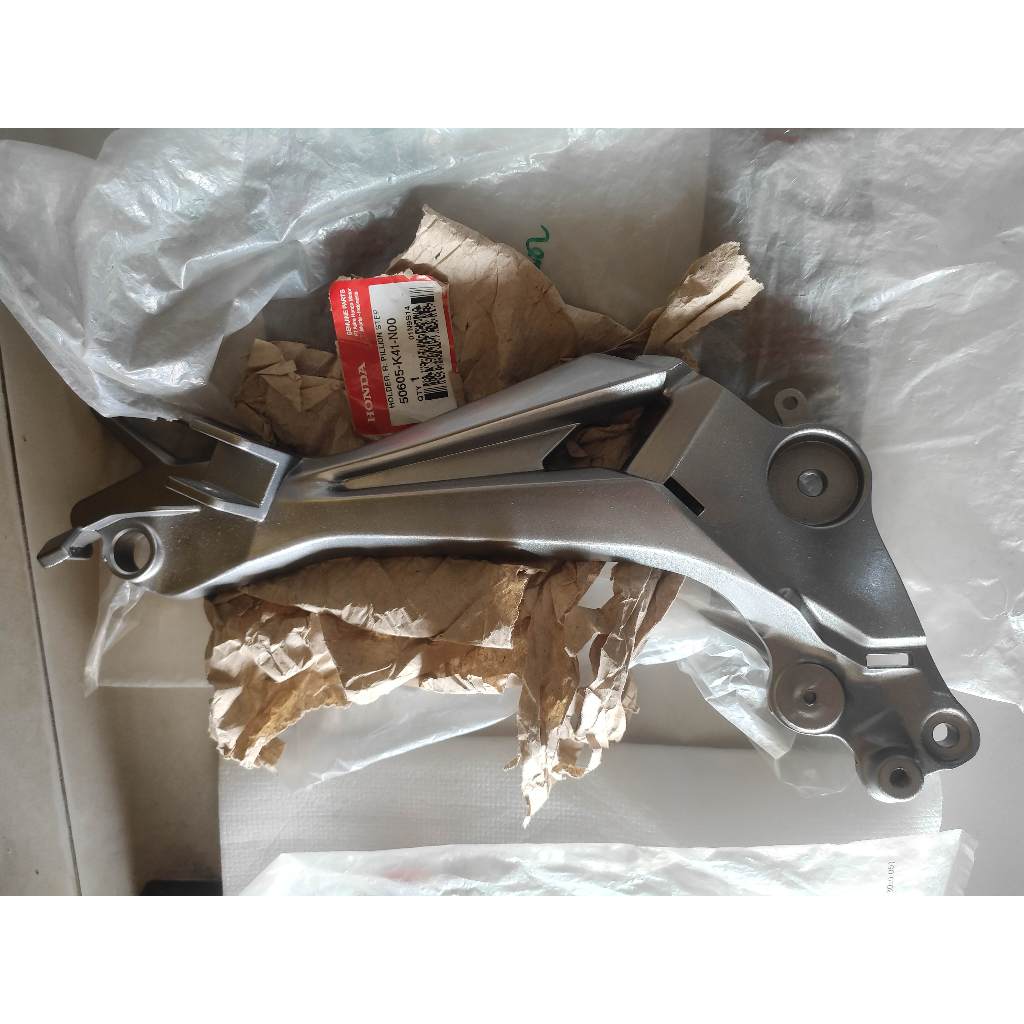 breket step belakang kanan tromol supra x 125 fi ori