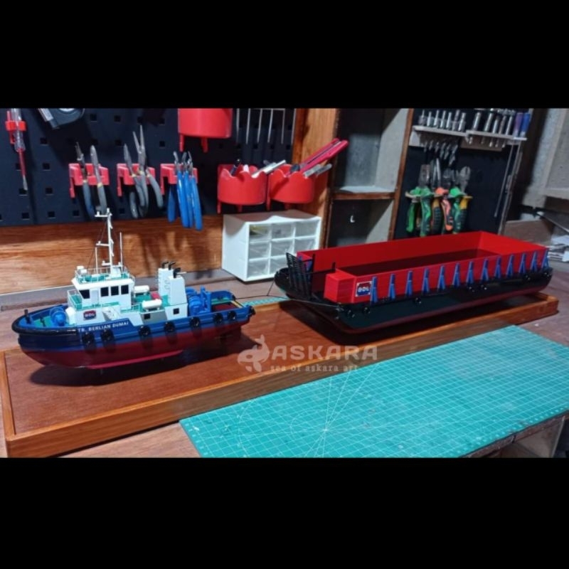 Miniatur Kapal Tongkang dan Tugboat 1 set