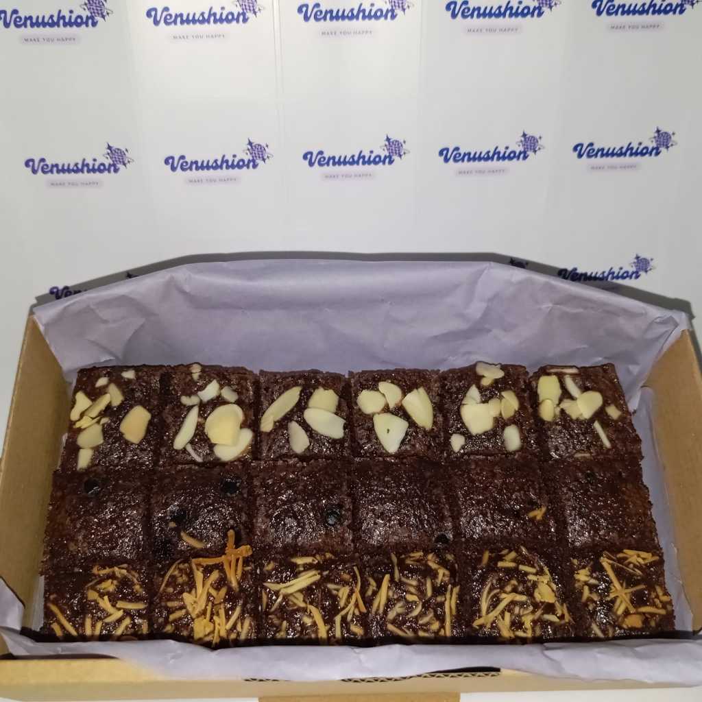 

Kue Brownies Fudgy Dark Chocolate Skat Ukuran 20×10 Isi 18 Pcx Mix