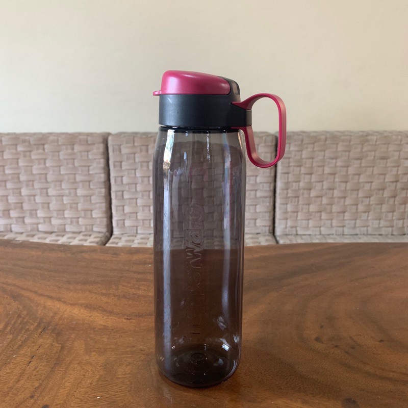 Botol Minum Hitam Pink dengan Gagang H2GO 750ml Tupperware