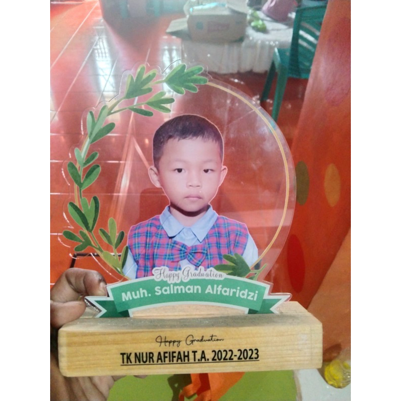 Plakat Akrilik Wisuda Foto Anak Tatakan Kayu Custom