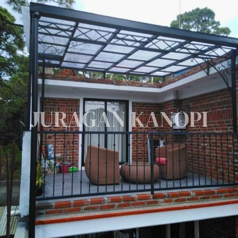 kanopi polycarbonate tansparan frame rangka baja ringan penutup teras rumah minimalis surabaya