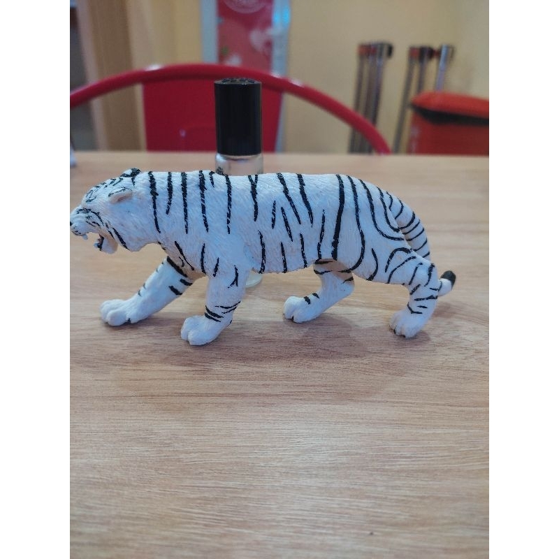 figure animal white siberian tiger by safari
