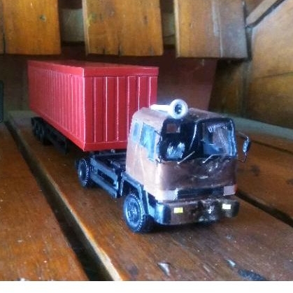 Miniatur truk Fuso Kontainer Lakalantas