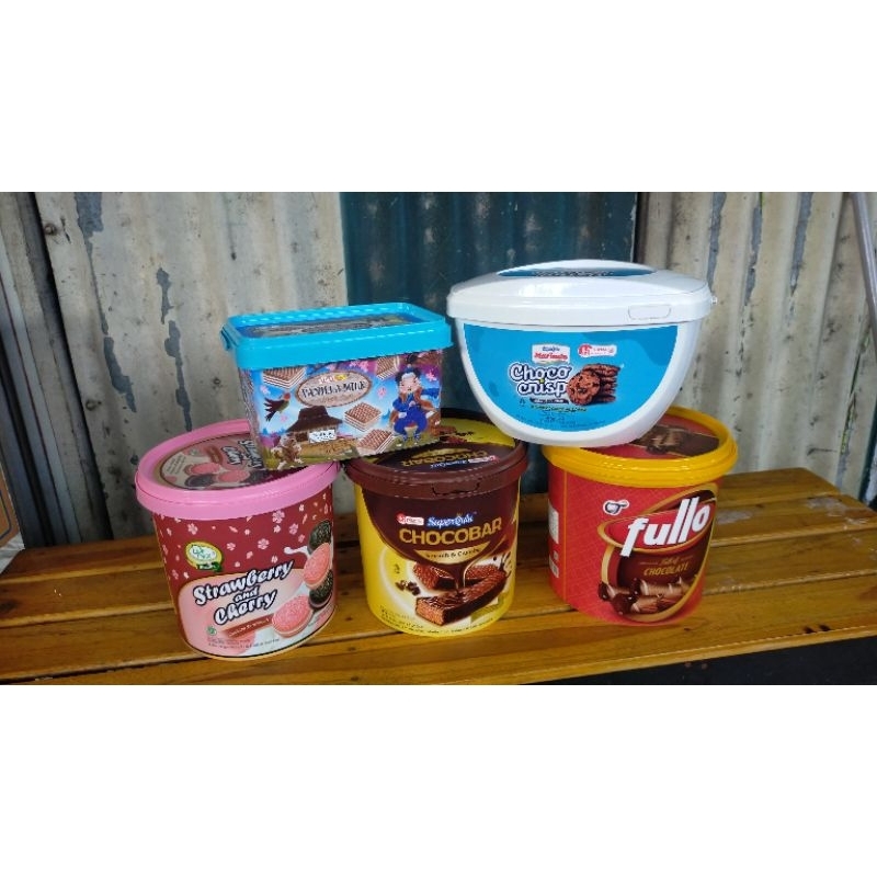 

paket ambyar...kue kaleng lebaran 5 toples..