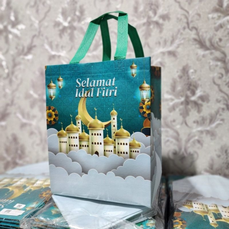 

Tas Lebaran Laminasi Tapak Persegi Muat Box Nasi Kotak Ukuran 25x20x30 / GoodieBox Hantaran Berkat Untuk Hari Raya / Tas Sponbond Santunan Parcel Lebaran