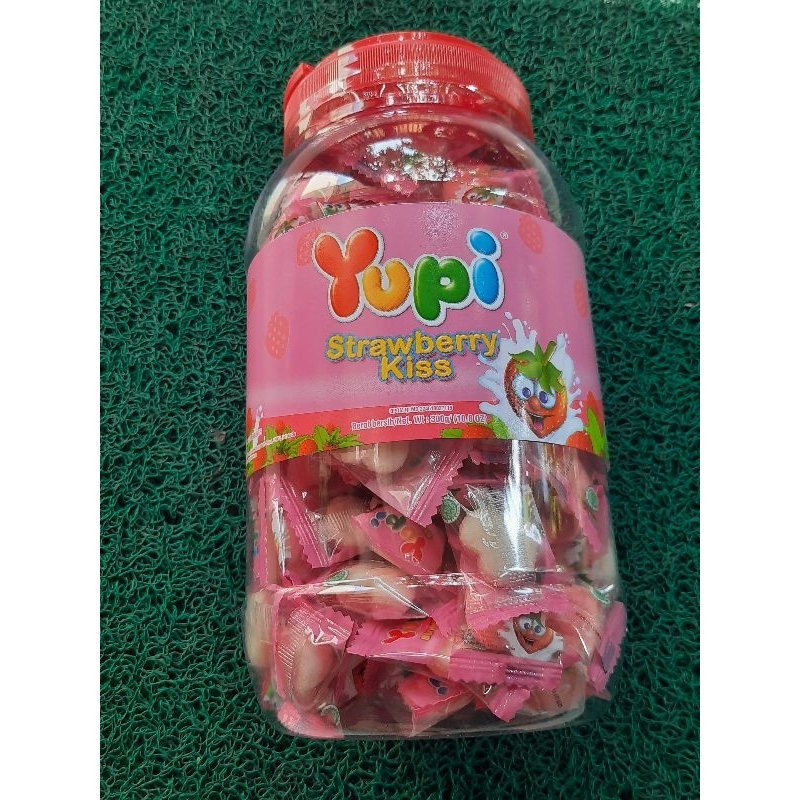 

YUPI KISS STRAWBERRY TOPLES/JAR 300g