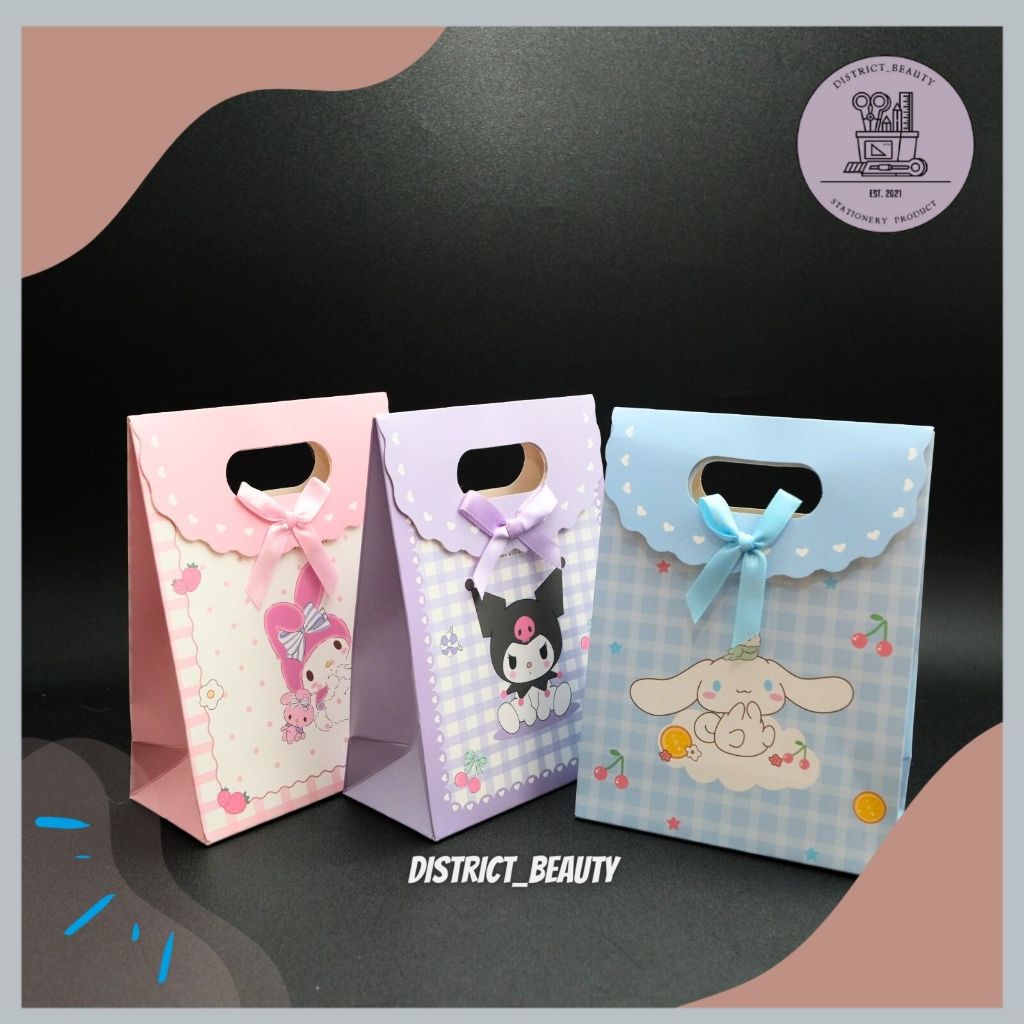 

PAPERBAG SANRIO GIFT BAG KEMASAN KADO BUNGKUS KADO PITA MOTIF KUROMI CINNAMOROL MELODY