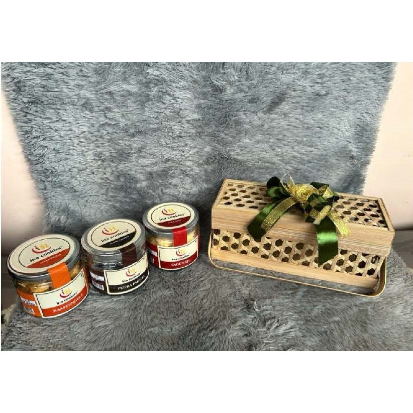 Hampers Rantang Kotak Jnc dan Ina Cookies isi 3 Jar