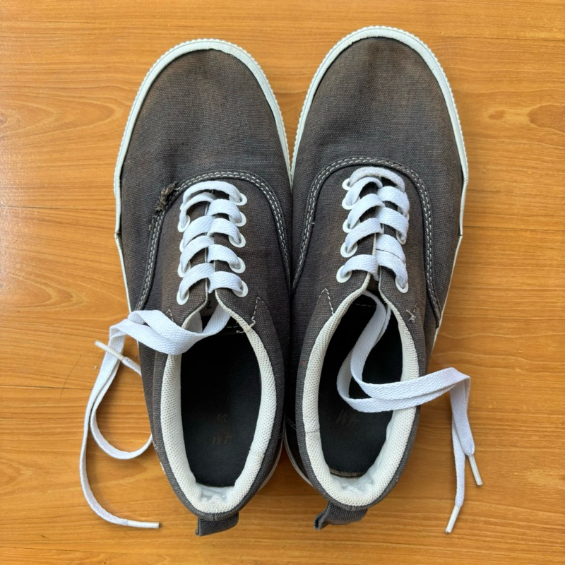 Sepatu Sneakers HnM Hitam Putih