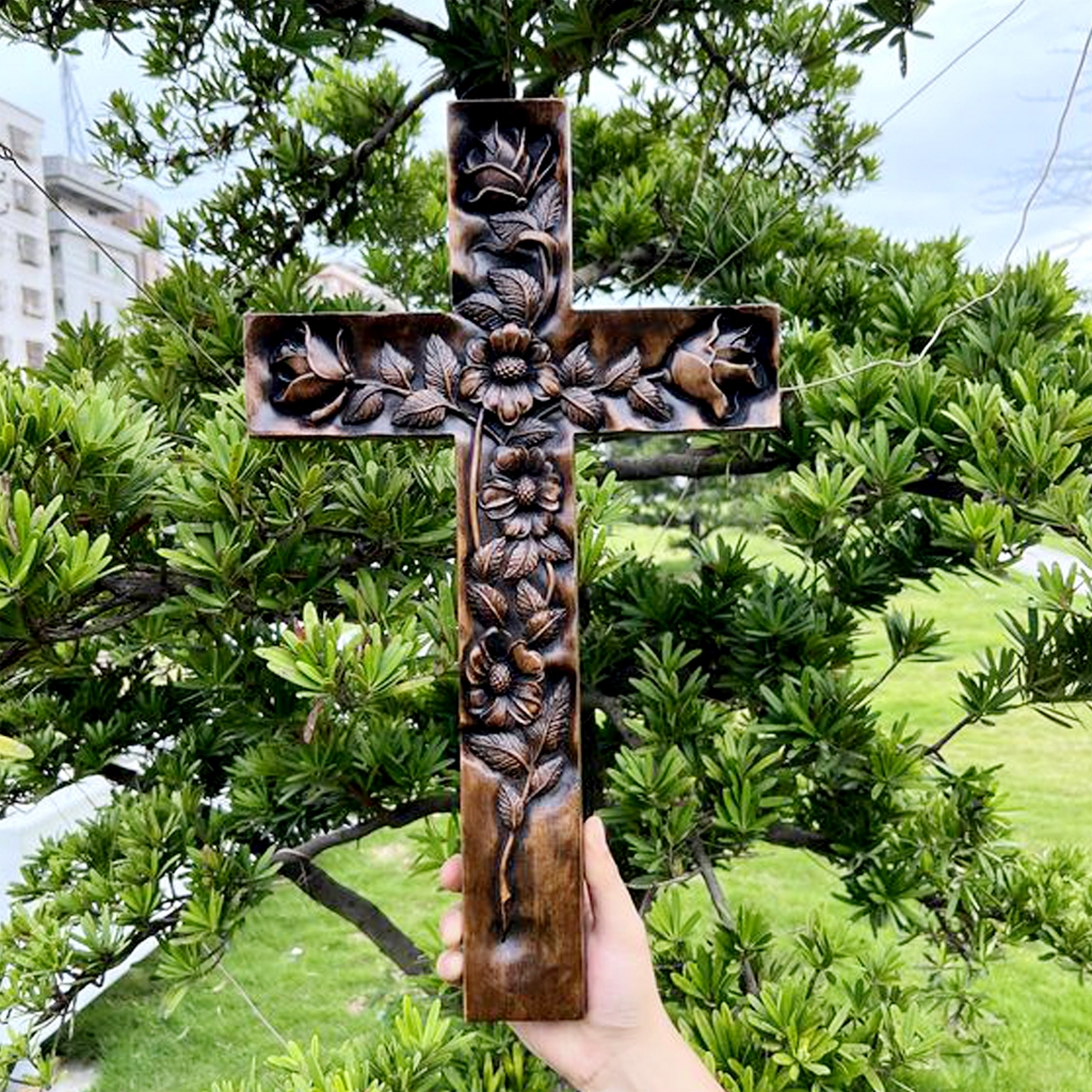 Salib ukiran bunga kayu jati