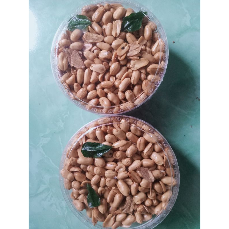 

kacang bawang 500 gr kemasan toples food grade ,gurih .renyah empuk nggak keras ,