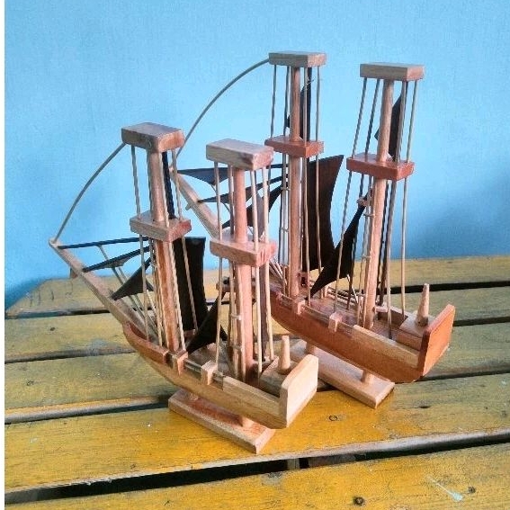 Miniatur kapal kayu warna cerah