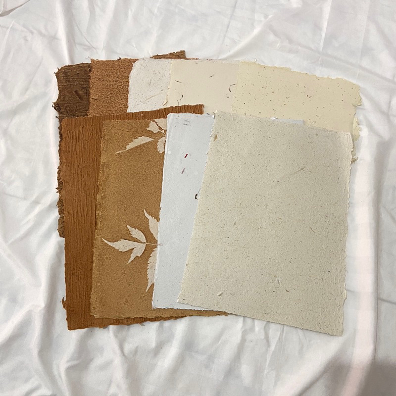 

Kertas daur ulang dengan dryflower | Kertas daur ulang tekstur motif | kertas daur ulang tekstur kulit kayu | kertas daur ulang | kertas handmade | kertas ramah lingkungan | kertas natural | ecofriendly