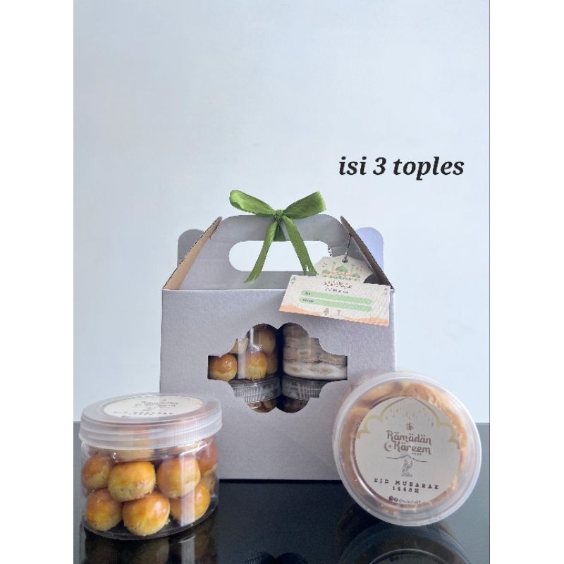 

Hampers Lebaran Kue Kering (isi 3 toples) >> VARIAN BEDA SEMUA