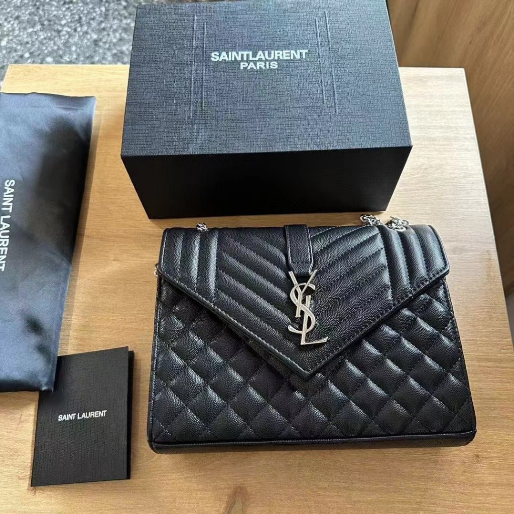 Foto asli tas rantai YSL Calypso dengan logo keluarga Y bermotif kaviar