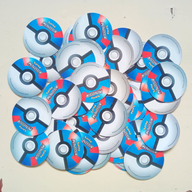 Kartu Pokemon Choki Choki Medallion Blue Biru