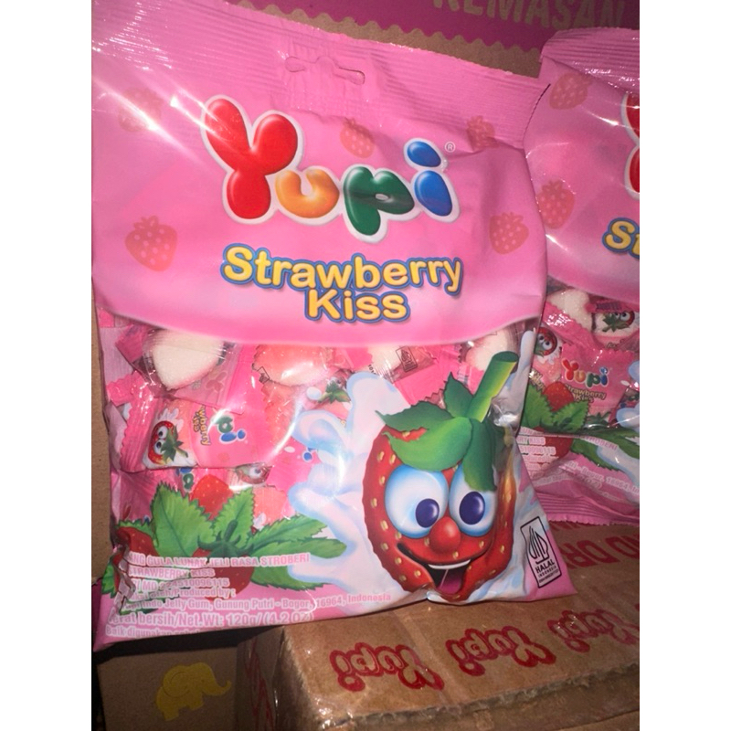 

Yupi Gummy Candies Strawberry Kiss 110 gr permen lunak love