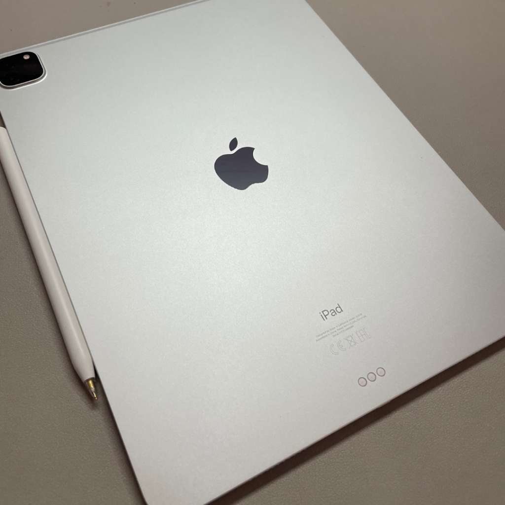 Second hand iPad Pro (Gen 4) 12,9 inci Wi-Fi 512GB Silver magic keyboard white